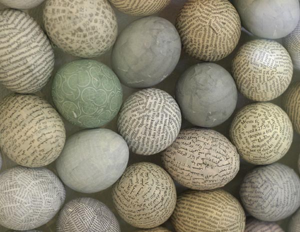 yksityiskohta teoksesta Reliefi 5  <br>paperi, munankuori 2005  	50x50cm	